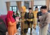 read news – Penyerahan Bantuan Makanan dan Nutrisi ke 71 Ibu Hamil Kurang Energi Kronis Pj Walikota Tanjungpinang Hasan saat membagikan bantuan makanan dan nutrisi kepada 71 ibu hamil Kurang Energi Kronis (KEK), Jum'at (8/12/2023) di Aula Kecamatan Tanjungpinang Timur. (Foto : dwi susilo - batamtv.com)