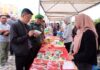 read news – Disdagin dan DP3 Kota Tanjungpinang Gelar Pasar Murah Pj walikota Tanjungpinang Hasan, (kiri) menyebut, pasar murah yang dilakukan sudah yang sekian kalinya dalam beberapa pekan belakangan ini. Sabtu (2/12/2023) pagi. (Foto : dwi susilo - batamtv.com)
