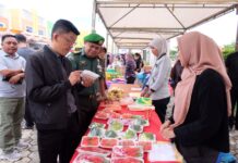 read news – Disdagin dan DP3 Kota Tanjungpinang Gelar Pasar Murah Pj walikota Tanjungpinang Hasan, (kiri) menyebut, pasar murah yang dilakukan sudah yang sekian kalinya dalam beberapa pekan belakangan ini. Sabtu (2/12/2023) pagi. (Foto : dwi susilo - batamtv.com)