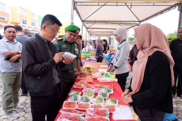 Pj walikota Tanjungpinang Hasan, (kiri) menyebut, pasar murah yang dilakukan  sudah yang sekian kalinya dalam beberapa pekan belakangan ini. Sabtu (2/12/2023) pagi. (Foto : dwi susilo - batamtv.com)