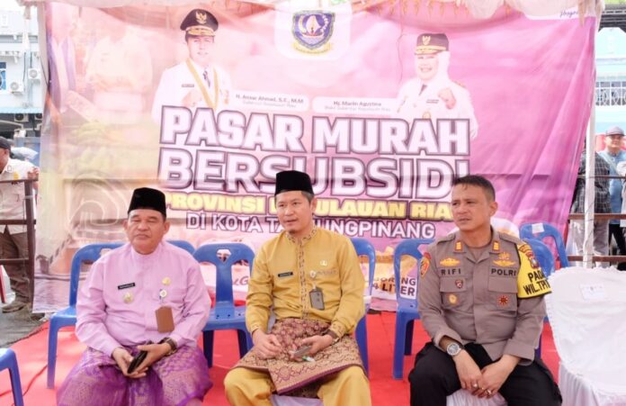 Sekda Kota Tanjungpinang, Zulhidayat saat menghadiri pergelaran pasar murah yang dihelat oleh Dinas Perdagangan dan Perindustrian (Disperdagin) Provinsi Kepri, di Batu 9 tepatnya di Ruko Pinlang Mas. (Foto : abdi perdana - batamtv.com)