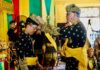 read news – Penjabat Wali Kota Tanjungpinang Hasan Jalani Penabalan dari LAM Penjabat (Pj.) Wali Kota Tanjungpinang, Hasan,S.Sos (kiri) menjalani penabalan dari Lembaga Adat Melayu. Pj walikota Hasan ditabalkan dengan sebutan Dato’ Setia Amanah, Jum'at (8/12/2023), di Balairung LAM Kepri Kota Tanjungpinang. (Foto : abdi perdana - batamtv.com)