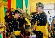 read news – Penjabat Wali Kota Tanjungpinang Hasan Jalani Penabalan dari LAM Penjabat (Pj.) Wali Kota Tanjungpinang, Hasan,S.Sos (kiri) menjalani penabalan dari Lembaga Adat Melayu. Pj walikota Hasan ditabalkan dengan sebutan Dato’ Setia Amanah, Jum'at (8/12/2023), di Balairung LAM Kepri Kota Tanjungpinang. (Foto : abdi perdana - batamtv.com)