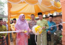 read news- Rumah Perlindungan Perempuan Gedung Pusat Pembelajaran Keluarga Diresmikan Pj Walikota Tanjungpinang menyerahkan bantuan peralatan kuliner berupa mixer, dandang, serta perlengkapan buket bunga, yang diserahkan kepada perempuan miskin, rentan dan perempuan kepala keluarga.. (Foto : dwi susilo - batamtv.com)