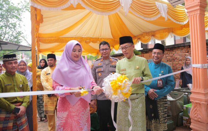Pj Walikota Tanjungpinang menyerahkan  bantuan peralatan kuliner berupa mixer, dandang, serta perlengkapan buket bunga, yang diserahkan kepada perempuan miskin, rentan dan perempuan kepala keluarga.. (Foto : dwi susilo - batamtv.com)
