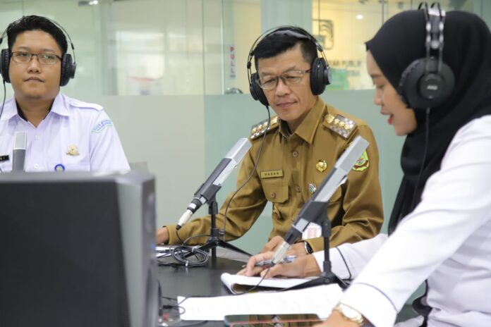 Walikota Tanjungpinang Hasan (tengah) menghadiri acara dialog dengna RRI Tanjungpinang. Dalam dialog di RRI Tanjungpinang yang menghadirkan Penjabat Wali Kota Tanjungpinang,Hasan,S.Sos. (Foto : abdi perdana - batamtv.com)