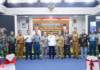 read news – Walikota Tanjungpinang Konsultasikan Penyusunan Rancangan Awal RPJPD 2025-2045 Penjabat Wali kota Tanjungpinang, Hasan,S.sos (tengah baju putih) membuka kegiatan Forum Konsultasi Publik Rancangan Awal (FKP Ranwal) Dokumen Rencana Pembangunan Jangka Panjang Daerah (RPJPD). (Foto : abdi perdana - batamtv.com)