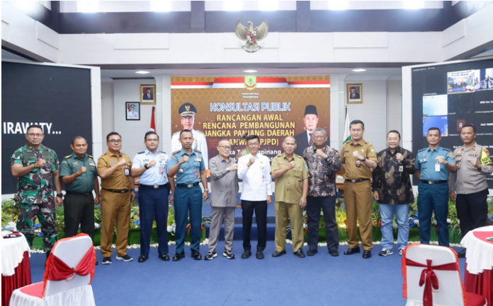 Penjabat Wali kota Tanjungpinang, Hasan,S.sos  (tengah baju putih) membuka kegiatan Forum Konsultasi Publik Rancangan Awal (FKP Ranwal) Dokumen Rencana Pembangunan Jangka Panjang Daerah (RPJPD). (Foto : abdi perdana - batamtv.com)