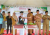 read news – Wisuda 7 Santri dan Milad Pertama Qur’an Center Dihadiri Setda Tanjungpinang Sekda Kota Tanjungpinang, Zulhidayat,S.Hut (ketiga dari kanan) mewisuda salah satu santri dan mengucapkan selamat kepada santri dan santriwati yang telah belajar dengan gigih, sehingga pada akhirnya hari ini ada sebanyak 7 santri yang diwisuda.(Foto : dwi susilo - batamtv.com)