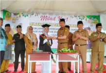 read news – Wisuda 7 Santri dan Milad Pertama Qur’an Center Dihadiri Setda Tanjungpinang Sekda Kota Tanjungpinang, Zulhidayat,S.Hut (ketiga dari kanan) mewisuda salah satu santri dan mengucapkan selamat kepada santri dan santriwati yang telah belajar dengan gigih, sehingga pada akhirnya hari ini ada sebanyak 7 santri yang diwisuda.(Foto : dwi susilo - batamtv.com)