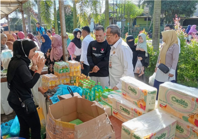 .(Foto : dwi susilo - batamtv.com) Pembukaan Operasi pasar digelar Disperdagin Kota Tanjungpinang bersumber dari Dana Insentif Daerah (DID) dihadiri dan dibuka langsung Asisten II Setdako Tanjungpinang, Bambang Hartanto (kanan) .(Foto : dwi susilo - batamtv.com)