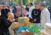 read news – Pasar Murah di Areca Water Park Jalan Handjoyo Putro Dijubeli Warga Pembukaan Operasi pasar digelar Disperdagin Kota Tanjungpinang bersumber dari Dana Insentif Daerah (DID) dihadiri dan dibuka langsung Asisten II Setdako Tanjungpinang, Bambang Hartanto (kanan) .(Foto : dwi susilo - batamtv.com)