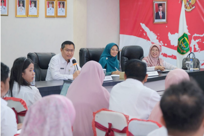 Dalam arahannya, Sekda Zulhidayat (depan mix) menyampaikan apresiasi atas kerja-kerja yang telah dilaksanakan oleh TPPS. Berdasarkan data tahun 2023 angka stunting di Tanjungpinang berada di 15,7% lebih rendah daripada tahun 2022 yang berada diangka 18%. (Foto : abdi perdana - batamtv.com)
