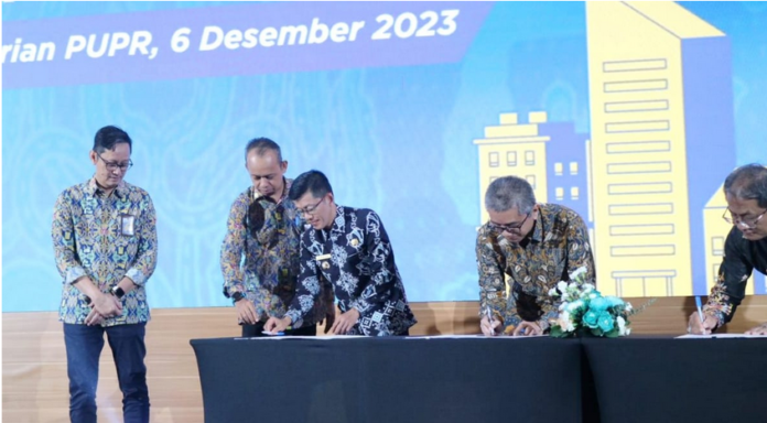 (Foto : abdi perdana - batamtv.com) Pj Walikota Tanjungpinang Hasan saat bersama Dirjen Perumahan Kementerian Pekerjaan Umum dan Perumahan Rakyat (PUPR) tandatangani Nota Kesepakatan dan Perjanjian Kerjasama tentang penyelenggaraan bantuan pembangunan rumah susun di Kota Tanjungpinang. (Foto : abdi perdana - batamtv.com)