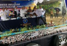 read news – Pengedar 60 Kg Sabu Terancam Hukuman Mati atau Penjara Seumur Hidup Kepala BNN RI Komjen Pol Martinus Hukom di kantor BNNP Kepri, Sabtu (23/12/23). Kepala BNN RI Komjen Pol Martinus Hukom di kantor BNNP Kepri, Sabtu (23/12/23). ()Foto : muhammad amin - batamtv.com)