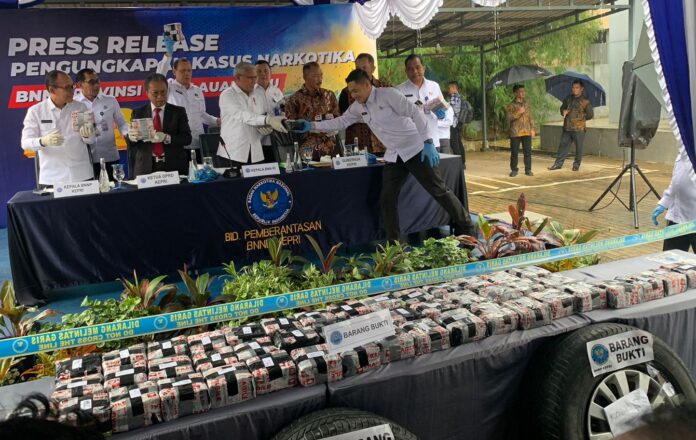 Kepala BNN RI Komjen Pol Martinus Hukom di kantor BNNP Kepri, Sabtu (23/12/23). Kepala BNN RI Komjen Pol Martinus Hukom di kantor BNNP Kepri, Sabtu (23/12/23). ()Foto : muhammad amin - batamtv.com)