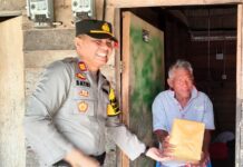 read news – Sembari Sampaikan Bansos, Kapolsek Kijang Sampaikan Himbauan Cuaca Kurang Baik ujar AKP Satri Putra, S.E., M.H.(kiri) usai memberikan bantuan sosial. Bantuan yang diberikan ini berupa paket sembako yang diberikan kepada masyarakat yang tinggal di pelantar suku Wajo kelurahan Kawal Kecamatan Gunung Kijang Kabupaten Bintan. (Foto : abdi perdana - batamtv.com)