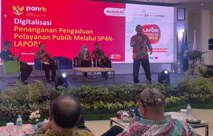 Ombudsman Perwakilan Kepri menggelar acara Lapor Goes To Campus di Politeknik Negeri Batam pada Rabu (06/12/2023).   Kepala Perwakilan Ombudsman RI Provinsi Kepri, Dr Lagat Siadari (berdiri) mengajak mahasiswa sebagai agen perubahan turut andil dalam memperbaiki pelayanan publik. (Foto : muhammad amin - batamtv.com)