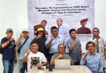 read news Ramai Mengisi Kuota Calon Ketua DK dan PWI Kepri Pemimpin Redaksi batamtoday.com dan J5newsroom.com yang akrab disapa Cak Iban foto bersama. (Foto: muhammad amin - batamtv.com)