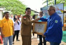 read news – Peresmian Pasang Listrik Baru di Tanjungpiayu Laut oleh Gubernur Kepri Gubernur Kepri Ansar Ahmad (kiri) saat meresmikan Bantuan Pasang Baru Listrik (BPBL) gratis yang bersumber dari dana Corporate Social Resposibility (CSR) Badan Usaha Sektor Ketenagalistrikan di Tanjung Piayu Laut, Batam, Senin (11/12/2023). (Foto : muhammad aminb - batamtv.com)