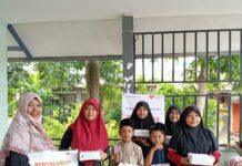 read news – Rumah Zakat Salurkan Dana Fidyah di Kota Batam Sahabat Kebaikan Rumah Zakat, Indah (kiri) juga turut hadir dalam agenda parenting tersebut. Kegiatan juga dimeriahkan atas kehadiran para Ketua RT, pengurus mesjid, dan warga sekitar perumahan Odessa, Batam Kota . (Foto : abyaqsa ramadan - batamtv.com)