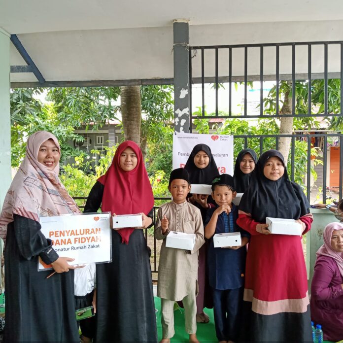Sahabat Kebaikan Rumah Zakat, Indah  (kiri) juga turut hadir dalam agenda parenting tersebut. Kegiatan juga dimeriahkan atas kehadiran para Ketua RT, pengurus mesjid, dan warga sekitar perumahan Odessa, Batam Kota . (Foto : abyaqsa ramadan - batamtv.com)