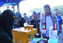 read news – Ratusan Pelaku UMKM Mampu Raih Omzet Puluhan Juta Rupiah di Festival Nusantara Viking Bintan Island Kepala BP Batam sekaligus Sesepuh Viking Kepri, Muhammad Rudi, mengapresiasi semangat seluruh anggota Viking dalam penyelenggaraan acara Penyelenggaraan Festival Nusantara Viking Bintan Island memberikan dampak positif terhadap sektor Usaha Mikro Kecil Menengah (UMKM). (Foto : Dwi susilo - batamtv.com)