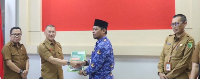 Wakil Bupati Rodhial Huda (kedua dari kiri) menjelaskan Data sangat penting bagi perencanaan pembangunan nasional maupun daerah melalui Data. (Foto : dwi susilo - batamtv.com)