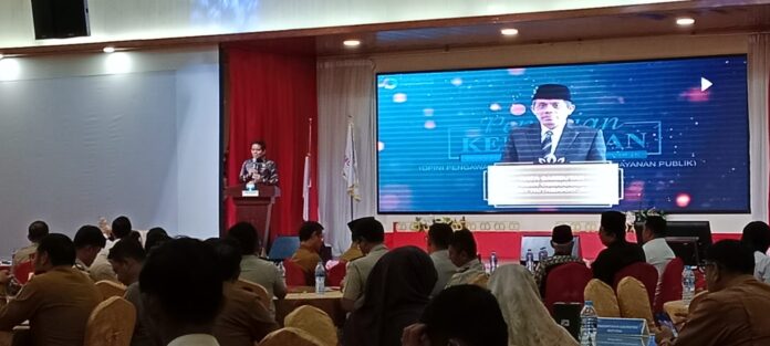 Anggota Ombudsman RI Jemsly Hutabarat menyampaikan bahwa tugas yang paling penting bagi Ombudsman RI adalah survei Kepatuhan yaitu tersedianya sarana prasarana dan Indeks persepsi administrasi dan survei masyarakat. (Foto : abyaqsa ramadan - batamtv.com)