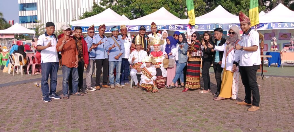 Ketua Umum IKBL Kepri, Erwin Sentosa (tengah-bertopi) saat bersama warga IKBL Kepri usai mengikuti pawai budaya. (Foto : abyaqsa ramadan - batamtv.com)