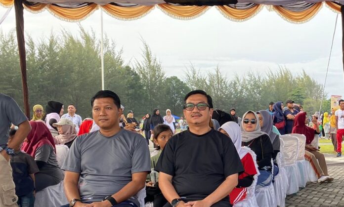 Sekretaris Daerah Kabupaten Natuna, Boy Wijanarko Varianto (kaus hitam) , dalam sambutannya menyampaikan salam dari Bupati Natuna karena ada kegiatan di luar daerah sehingga tidak bisa . (Foto : abdi perdana - batamtv.com)