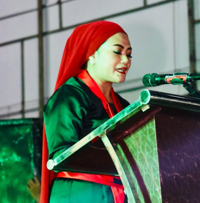 Ketua Pawargo Kota Batam Rina Safitri SH MH berterimakaih kepada tim panitia seluruh tim kesenian Pawargo Batam Madani dan juga seluruh jajaran  yang telah bekerja siang dan malam agar supaya terselenggaranya acara pada malam hari ini. (Foto : abyaqa ramadan - batamtvcom)