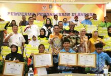 read news – Pelatih Berprestasi dan Atlet Mendapatkan Bantuan dari Gubernur Ansar Gubernur Kepri Ansar Ahmad (batik kuning tengah) mengucapkan terima kasih dan memberikan apresiasi yang tinggi kepada para atlet dan pelatih yang telah menorehkan berbagai prestasi dan berhasil mengharumkan nama Kepri di berbagai even olahraga nasional.(Foto : muhammad amin - batamtv.com)