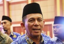 read news – Gubernur Kepri Ansar Ahmad Adakan Pertemuan Jelang Nataru, Ini Pembahasannnya Gubernur Kepri Ansar Ahmad jelang akhir tahun dan perayaan Natal mengingatkan semua apihak keamanan memperhatikan berbagai potensi masalah harus bisa disisir dan antisipasi untuk dicari solusinya. (Foto : dwi susilo - batamtv.com)