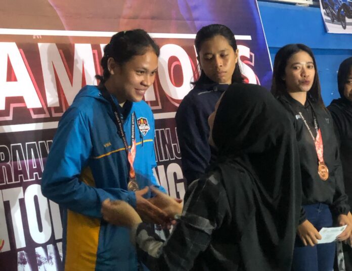 Pasca meraih 2 tiket ke PON atas nama Vika Lido Yovita (kiri) kelas 60 Kg Putri dan Angga Rianter Manurung kelas 54 Kg putra, Pertina Kepri langsung tancap gas mempersiapkan atlitnya. (Foto : abyaqsa ramadna - batamtv.com)