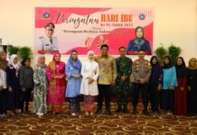 read news – Roby Kurniawan Sampaikan Pesan-pesan di Peringatan Hari Ibu ke-95 Bupati Bintan Roby Kurniawan (tengah,baju batik) menghadiri peringatan Hari Ibu ke-95 tahun 2023, di Gedung Convention Hall Hotel Bhadra Resort, Jumat (22/12/2023). (foto : abdi perdana - batamtv.com)