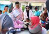 read news – Gerakan Masyarakat Hidup Sehat Makin Menggelora di Gunung Kijang Bupati Bintan Roby Kurniawan (kau merah muda berkerah) saat mengikuti kegiatan Gerakan Masyarakat Hidup Sehat (Germas) di halaman Kantor Kecamatan Gunung Kijang, Minggu (24/12/2023).(Foto : abdi perdana - batamtv.com)
