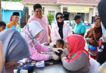 read news – Gerakan Masyarakat Hidup Sehat Makin Menggelora di Gunung Kijang Bupati Bintan Roby Kurniawan (kau merah muda berkerah) saat mengikuti kegiatan Gerakan Masyarakat Hidup Sehat (Germas) di halaman Kantor Kecamatan Gunung Kijang, Minggu (24/12/2023).(Foto : abdi perdana - batamtv.com)