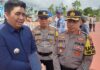 read news – Bupati Bintan Akan Evaluasi Kenaikan Harga Sembako di Pergantian Tahun Bupati Bintan Roby Kurniawan (kiri) akan mendengarkan apa penyebab kenaikan harga bahan pokok tersebut, dari pihak distributor. Jika harga memang harus naik karena biaya operasional besar, Bupati Bintan meminta jangan terlalu besar. Sehingga membebankan masyarakat. (Foto : abdi perdana - batamtv.com)