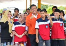 read news – Bantuan Senilai Rp343,2 Juta untuk Penyandang Disabilitas Gubernur Kepulauan Riau (Kepri) Ansar Ahmad (baju orange) menghadiri Peringatan Hari Disabilitas Internasional (HDI) Tingkat Provinsi Kepri tahun 2023 yang dilaksanakan di Mall Botania 2 Batam, Selasa (12/12). (Foto : dwi susilo - batamtv.com)