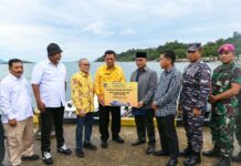 read news – Pemprov Kepri Serahkan Dua Unit Kapal Ambulance Laut untuk Warga Lingga Gubernur Kepri Ansar Ahmad (keempat dari kiri) mengatakan , dengan adanya kapal ambulance laut ini tentu akan mempermudah dan mempercepat akses masyarakat Lingga yang sedang sakit atau akan melahirkan dan perlu dirujuk ke Batam atau ke Tanjungpinnag nantinya. (Foto : abdi perdana - batamtv.com)