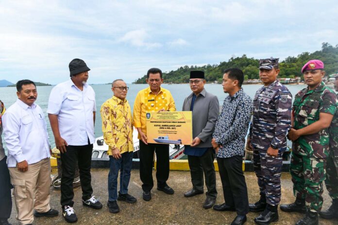 Gubernur Kepri Ansar Ahmad (keempat dari kiri) mengatakan , dengan adanya kapal ambulance laut ini tentu akan mempermudah dan mempercepat akses masyarakat Lingga yang sedang sakit atau akan melahirkan dan perlu dirujuk ke Batam atau ke Tanjungpinnag nantinya. (Foto : abdi perdana - batamtv.com)