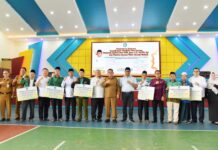 read news – Guru Pendidikan, Penyuluh Agama non ASN dan Pemuka Agama dapat Bantuan Insentif Gubernur Kepri Ansar Ahmad (tengah seragam cokelat) menyerahkan bantuan terhadap Guru Pendidikan Keagamaan Non Formal, Guru TK, Guru PAUD, Guru RA, Penyuluh Agama Non ASN, dan juga Pemuka Agama Tetap Pada Rumah Ibadah, mendapatkan bantuan untuk Tahun 2023 di Kota Batam Senin, (11/12/2023). (Foto : muhammad amin - batamtv.com)