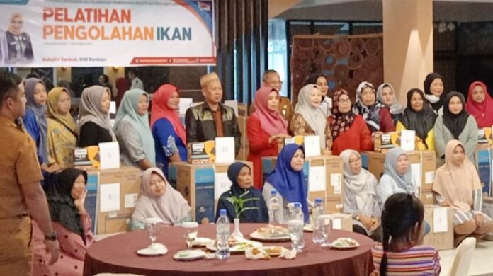 Sejumlah bantuan alat produksi pengolahan ikan diserahterimakan kepada sejumlah pelaku Industri Kecil Menengah (IKM) yang ada di Kota Tanjungpinang dihadiri oleh Ketua DPRD Kota Tanjungpinang, Yuniarni Pustoko Weni dilakukan di Hotel Comforta Tanjungpinang, Senin (18/12/2023). (Foto : dwi susilo - batamtv.com)