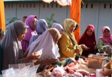 read news – Gerakan Pangan Murah di Tanjungunggat sangat Diminati Warga Suasana saat Asisten III Setdako Tanjungpinang, Augus Raja Unggul berada di lokasi GPM. Dia menyebut kali ini dihelat oleh DP3 Kota Tanjungpinang itu. Kegiatan ini merupakan GPM yang sudah sekian kalinya dilakukan. (Foto : abdi perdana - batamtv.com)