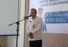 read news – Workshop Pemanfaatan Medsos Bagi UMKM Digelar di Tanjungpinang Asisten II Setdako Pemko Tanjungpinang, Bambang Hartanto mengapresiasi kepada Katar Kelurahan Air Raja, Rabu (13/12/2023) di Kedai Kopi Kita Jalan WR Supratman. (Foto : abdi perdana - batyamtv.com)