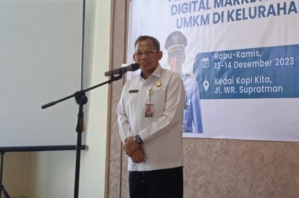 (Foto : abdi perdana - batyamtv.com) Asisten II Setdako Pemko Tanjungpinang, Bambang Hartanto mengapresiasi kepada Katar Kelurahan Air Raja, Rabu (13/12/2023) di Kedai Kopi Kita Jalan WR Supratman. (Foto : abdi perdana - batyamtv.com)