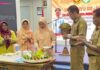 read news – Zulhidayat Hadiri HUT Dharma Wanita Persatuan Tanjungpinang Setdako Tanjungpinang Zulhidayat (kedua dari kanan) menghadiri hadiri HUT ke 24 Dharma Wanita Persatuan (DWP) Kota Tanjungpinang di Aula Sultan Sulaiman Badrul Alamsyah kantor Wali kota, Selasa (12/12/2023). (Foto : abdi perdana - batamtv.com)