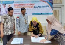 read news Pemko Sertifikasikan TKDN di Tanjungpinang Kepala Disdagin Tanjungpinang Riany (kerudung krem ) menyampaikan menjelaskan kegiatan ini sebagai upaya Disdagin untuk memaksimalkan penggunaan produk dalam negeri sebagaimana amanat pemerintah pusat kepada seluruh pemerintah daerah seluruh Indonesia, khususnya dalam pengadaan barang dan jasa oleh pemerintah. (Foto : dwi susilo - batamtv.com)