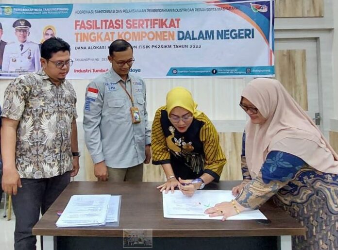 Kepala Disdagin Tanjungpinang Riany (kerudung krem ) menyampaikan menjelaskan kegiatan ini sebagai upaya Disdagin untuk memaksimalkan penggunaan produk dalam negeri sebagaimana amanat pemerintah pusat kepada seluruh pemerintah daerah seluruh Indonesia, khususnya dalam pengadaan barang dan jasa oleh pemerintah. (Foto : dwi susilo - batamtv.com)